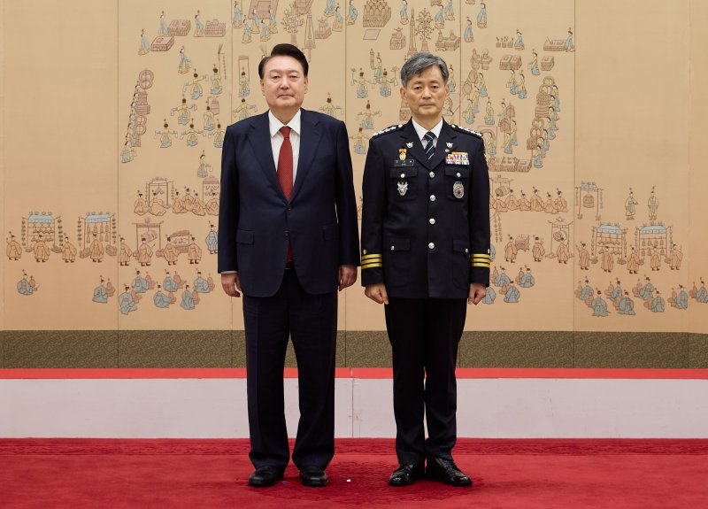 윤석열 대통령이 12일 서울 용산 대통령실 청사에서 열린 경찰청장 임명장 수여식에서 조지호 경찰청장과 기념촬영을 하고 있다. (대통령실 제공) 2024.8.12/뉴스1 ⓒ News1 송원영 기자