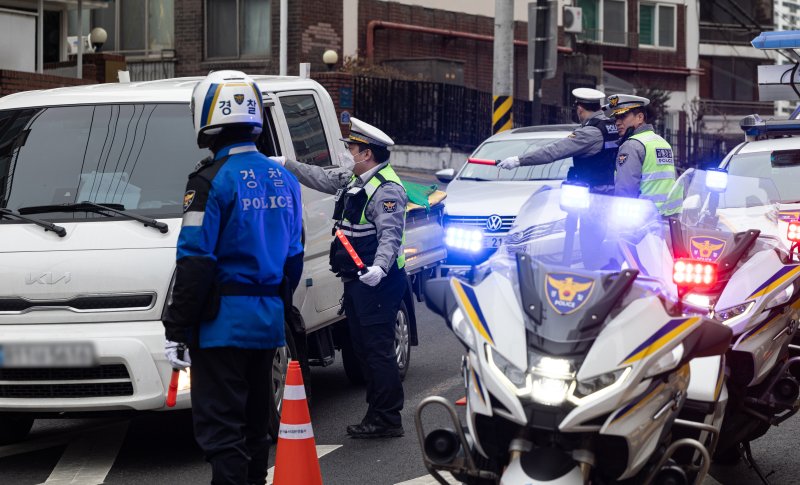 5일 오전 서울 서대문구 고은초등학교 앞에서 신학기 안전한 학교 만들기 캠페인의 일환으로 경찰들이 음주단속을 하고 있다. 2025.3.5/뉴스1 ⓒ News1 이승배 기자