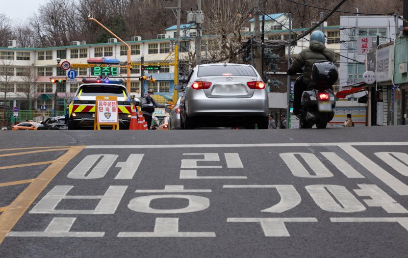5일 오전 서울 서대문구 고은초등학교 앞에서 신학기 안전한 학교 만들기 캠페인의 일환으로 경찰들이 음주단속을 하고 있다. 2025.3.5/뉴스1 ⓒ News1 이승배 기자