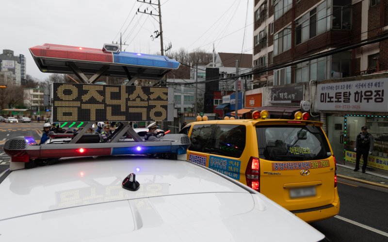 5일 오전 서울 서대문구 고은초등학교 앞에서 신학기 안전한 학교 만들기 캠페인의 일환으로 경찰들이 음주단속을 하고 있다. 2025.3.5/뉴스1 ⓒ News1 이승배 기자