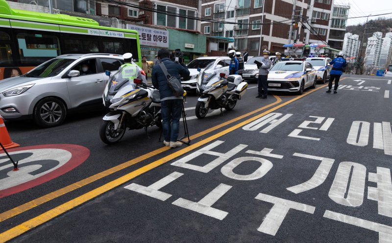 5일 오전 서울 서대문구 고은초등학교 앞에서 신학기 안전한 학교 만들기 캠페인의 일환으로 경찰들이 음주단속을 하고 있다. 2025.3.5/뉴스1 ⓒ News1 이승배 기자