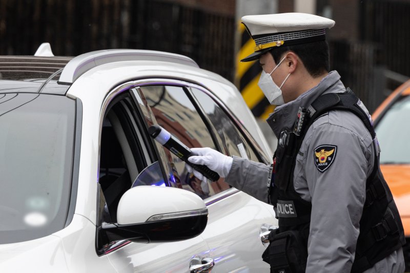 5일 오전 서울 서대문구 고은초등학교 앞에서 신학기 안전한 학교 만들기 캠페인의 일환으로 경찰들이 음주단속을 하고 있다. 2025.3.5/뉴스1 ⓒ News1 이승배 기자