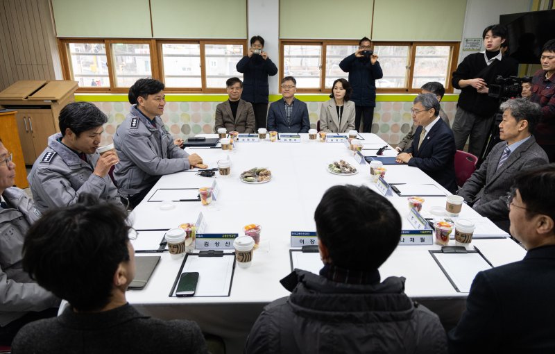 박현수 서울지방경찰청장 직무대리가 5일 오전 서울 서대문구 고은초등학교에서 신학기 안전한 학교 만들기 관련 유관기관 간담회를 하고 있다. 2025.3.5/뉴스1 ⓒ News1 이승배 기자