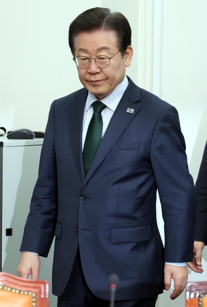 [서울=뉴시스] 조성봉 기자= 이재명 더불어민주당 대표가 5일 오전 서울 여의도 국회에서 열린 최고위원회의에 참석하고 있다. 2025.03.05. suncho21@newsis.com