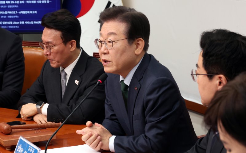 [서울=뉴시스] 조성봉 기자= 이재명 더불어민주당 대표가 5일 오전 서울 여의도 국회에서 열린 최고위원회의에서 발언을 하고 있다. 2025.03.05. suncho21@newsis.com