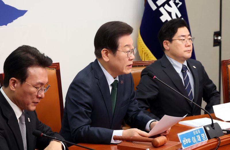 [서울=뉴시스] 조성봉 기자= 이재명 더불어민주당 대표가 5일 오전 서울 여의도 국회에서 열린 최고위원회의에서 발언을 하고 있다. 2025.03.05. suncho21@newsis.com