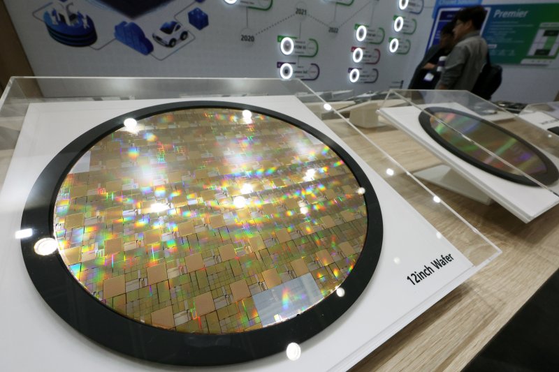 23일 서울 강남구 코엑스에서 열린 ‘제26회 반도체대전(SEDEX)’에 반도체 웨이퍼가 진열돼 있다. 이번 전시는 'AI 반도체와 최첨단 패키지 기술의 융합'이라는 주제로 이날 부터 오는 25일까지 진행된다. 2024.10.23/뉴스1 ⓒ News1 황기선 기자