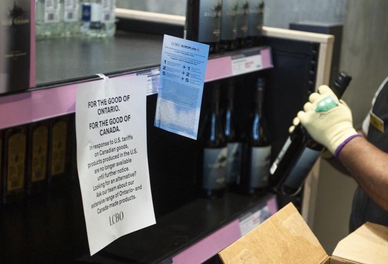 [토론토=AP/뉴시스] 4일(현지 시간) 캐나다 토론토 퀸즈키 이스트의 한 매장에 미국산 제품 철거를 알리는 표지판이 걸려 있다. 2025.03.05.