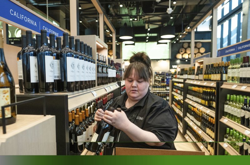 [토론토=AP/뉴시스] 4일(현지 시간) 캐나다 온타리오주 토론토의 주류 판매장 LCBO에서 이곳 직원이 미국산 와인 제품을 매대에서 꺼내 상자에 담고 있다. 캐나다와 멕시코가 미국이 부과한 관세에 대응해 보복 관세 방침을 밝힌 가운데 도널드 트럼프 미국 대통령은 이에 추가 관세를 부과하겠다고 밝혔다. 2025.03.05.