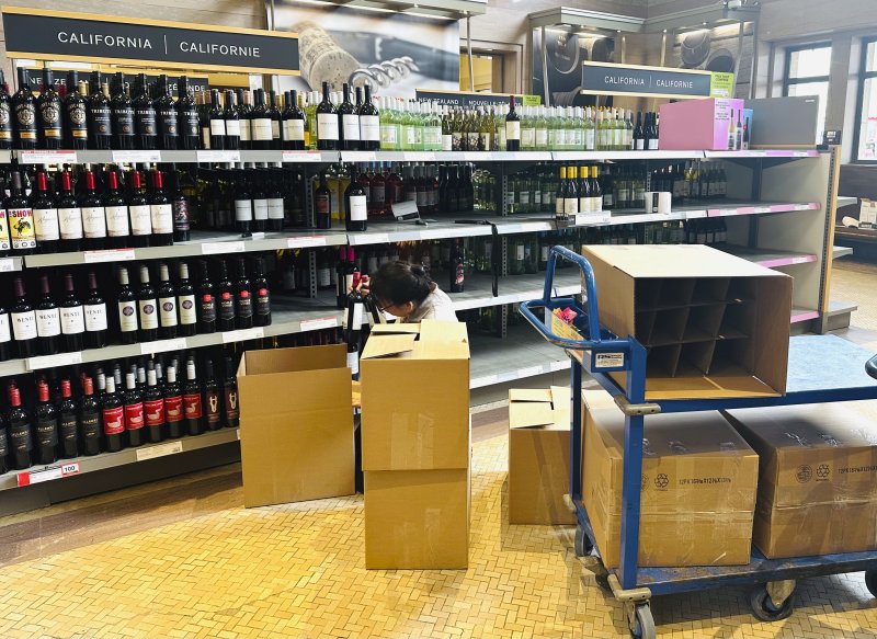 [토론토=AP/뉴시스] 4일(현지 시간) 캐나다 온타리오주 토론토의 주류 판매장 LCBO에서 이곳 직원이 미국 제품을 상자에 담고 있다. 캐나다와 멕시코가 미국이 부과한 관세에 대응해 보복 관세 방침을 밝힌 가운데 도널드 트럼프 미국 대통령은 이에 추가 관세를 부과하겠다고 밝혔다. 2025.03.05.