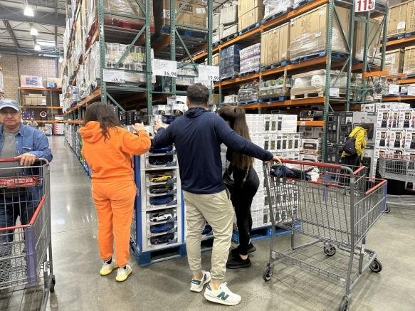 저렴한 중국산 자동차 장난감에 관심 보이는 미국 소비자들 (출처=연합뉴스)