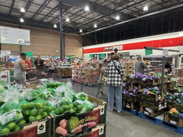 코스트코 매장에서 농산물 살펴보는 미국 소비자들 (출처=연합뉴스)