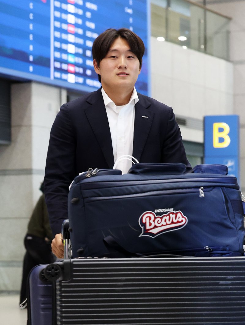 프로야구 두산 베어스 김택연이 36일 간의 스프링캠프 전지훈련을 마치고 4일 오후 인천국제공항을 통해 귀국하고 있다. 2025.3.4/뉴스1 ⓒ News1 오대일 기자