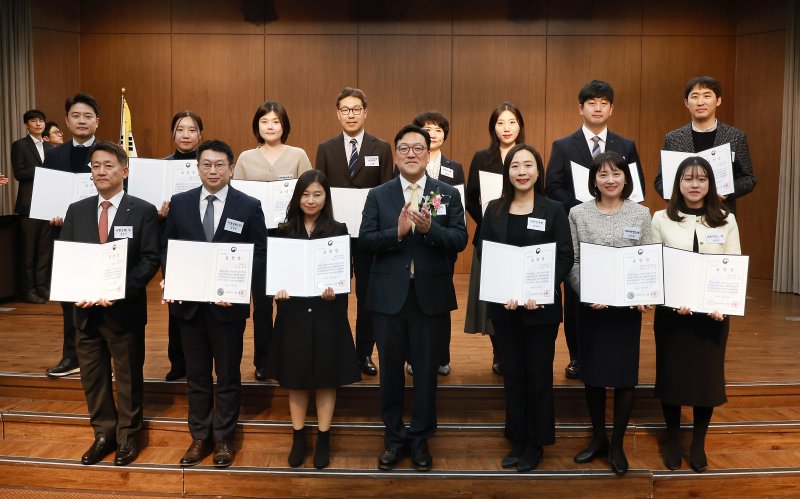 지난해 11월 서울 중구 전국은행연합회 국제회의실에서 열린 '제18회 자금세탁 방지의 날' 기념식에서 수상자들과 기념촬영을 하고 있다. (금융위원회 제공) 2024.11.28/뉴스1