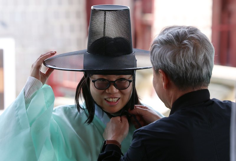 지난해 궁중문화축전에 참여한 관광객 모습/뉴스1 ⓒ News1 김진환 기자