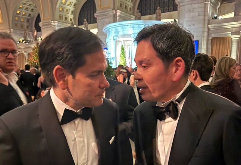 도널드 트럼프 대통령 취임식에 참석하기 위해 미국을 찾은 정용진 신세계그룹 회장이 20일 저녁(현지시간) 열린 스타라이트 무도회에서 트럼프 행정부 내각 인사 중 최초로 상원 인준을 통과한 마크 루비오 국무장관과 담소를 나누고 있다. (신세계그룹 제공) 2025.1.21/뉴스1