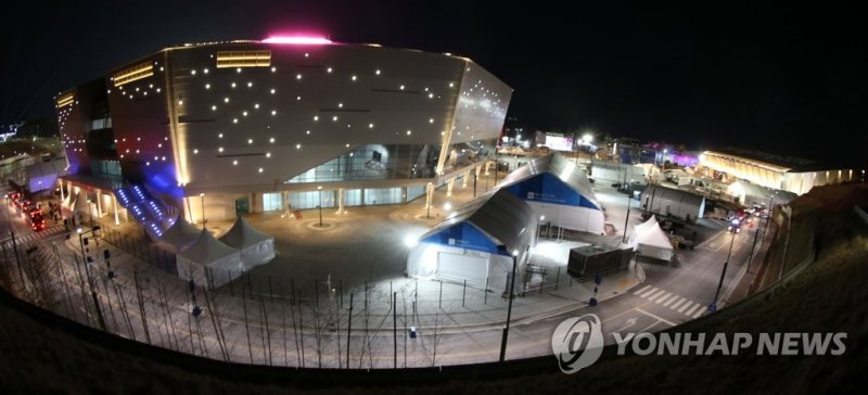 환하게 불 밝힌 강릉하키센터 (출처=연합뉴스)