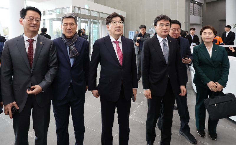 [포항=뉴시스] 이무열 기자 = 권성동 국민의힘 원내대표가 5일 경북 포항시 포스코 파크(Park)1538 홍보관을 방문하고 있다. 2025.03.05. lmy@newsis.com