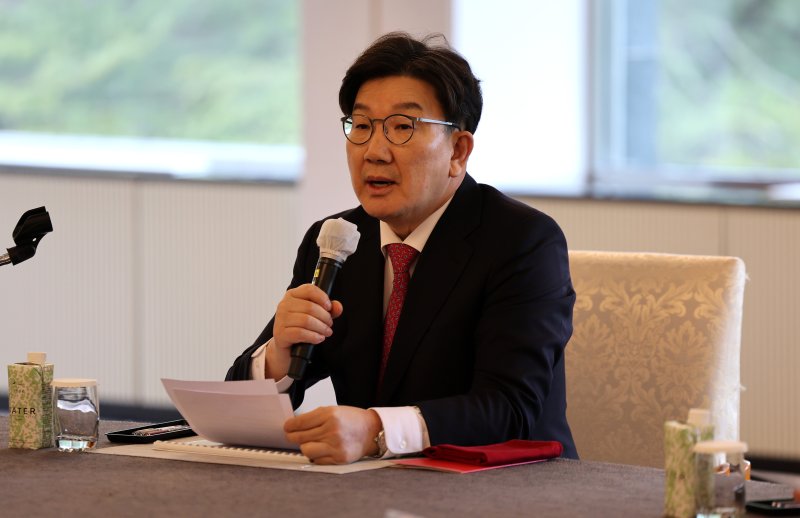 [포항=뉴시스] 이무열 기자 = 권성동 극민의힘 원내대표가 5일 경북 포항시 포스코 청송대에서 열린 철강 산업 위기 극복을 위한 현장 간담회에서 발언을 하고 있다. 2025.03.05. lmy@newsis.com