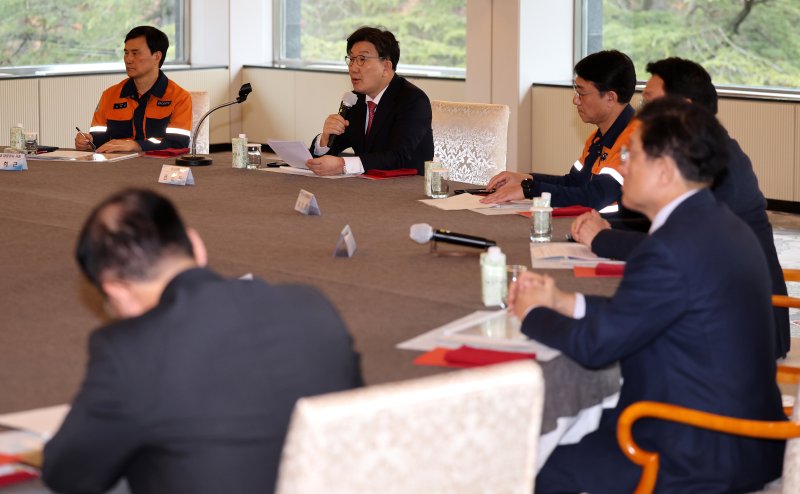 [포항=뉴시스] 이무열 기자 = 권성동 극민의힘 원내대표가 5일 경북 포항시 포스코 청송대에서 열린 철강 산업 위기 극복을 위한 현장 간담회에서 발언을 하고 있다. 2025.03.05. lmy@newsis.com