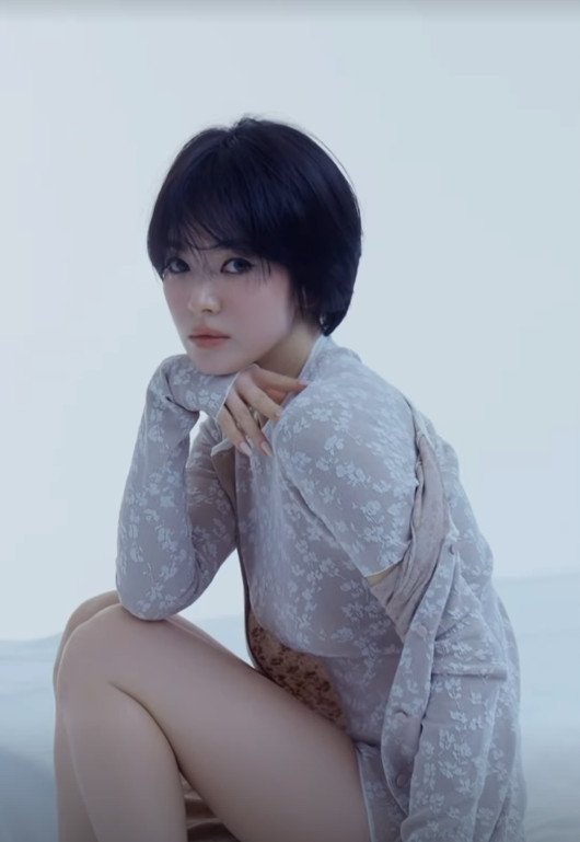 송혜교, 고혹적 비주얼에 섹시미까지…아찔한 쇼트팬츠 [N샷]