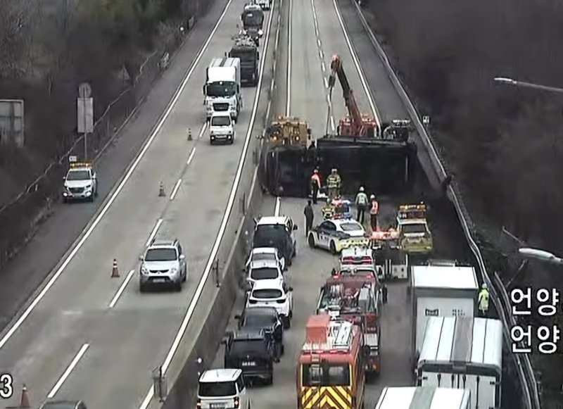 울산고속도로 25t 덤프 전도.. 석탄 쏟아져 극심한 정체