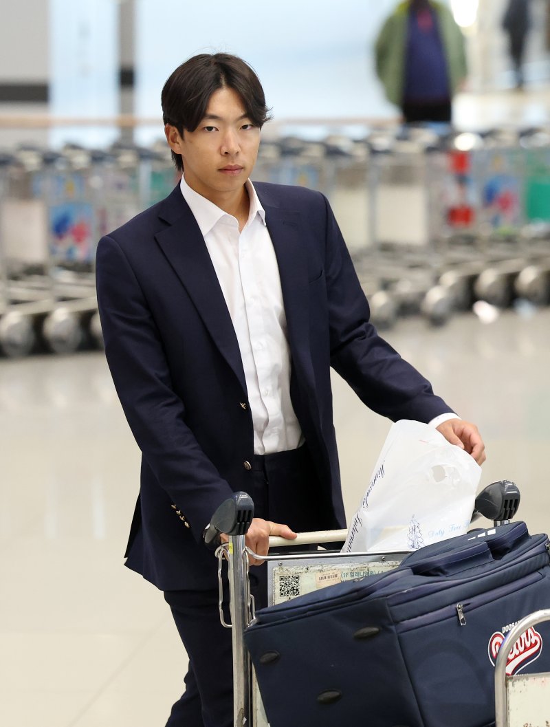 프로야구 두산 베어스 김민석이 36일 간의 스프링캠프 전지훈련을 마치고 4일 오후 인천국제공항을 통해 귀국하고 있다. 2025.3.4/뉴스1 ⓒ News1 오대일 기자