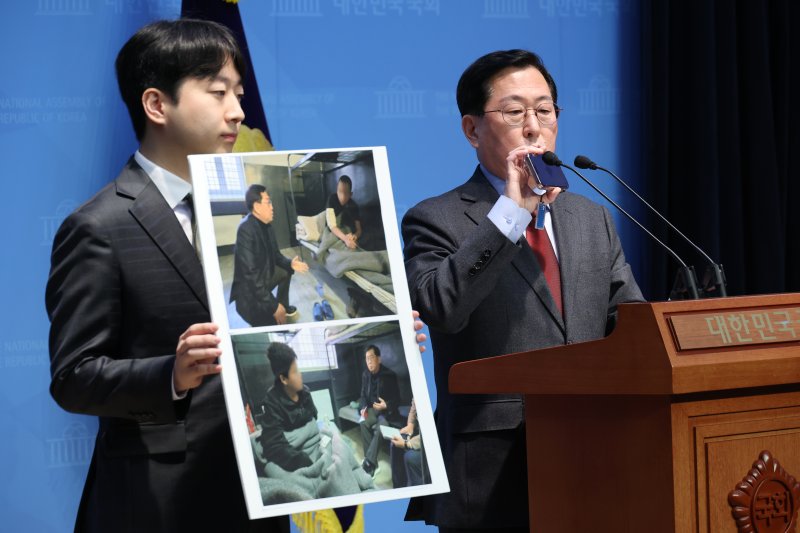 유용원 국민의힘 의원이 4일 오전 서울 여의도 국회 소통관에서 가진 우크라이나 북한군 포로 면담 결과 기자회견에서 북한군 포로의 육성파일을 공개하고 있다. 2025.3.4/뉴스1 ⓒ News1 이광호 기자