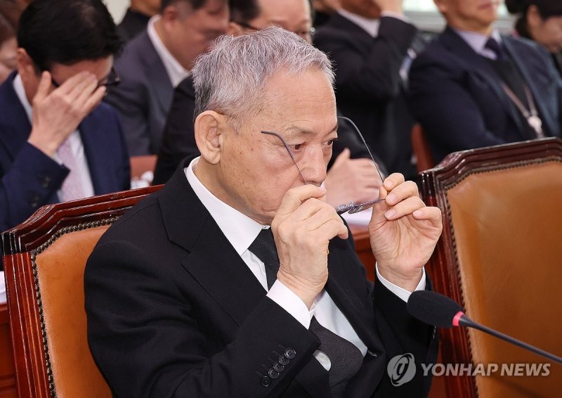 안경 고쳐쓰는 유인촌 문체부 장관 (출처=연합뉴스)