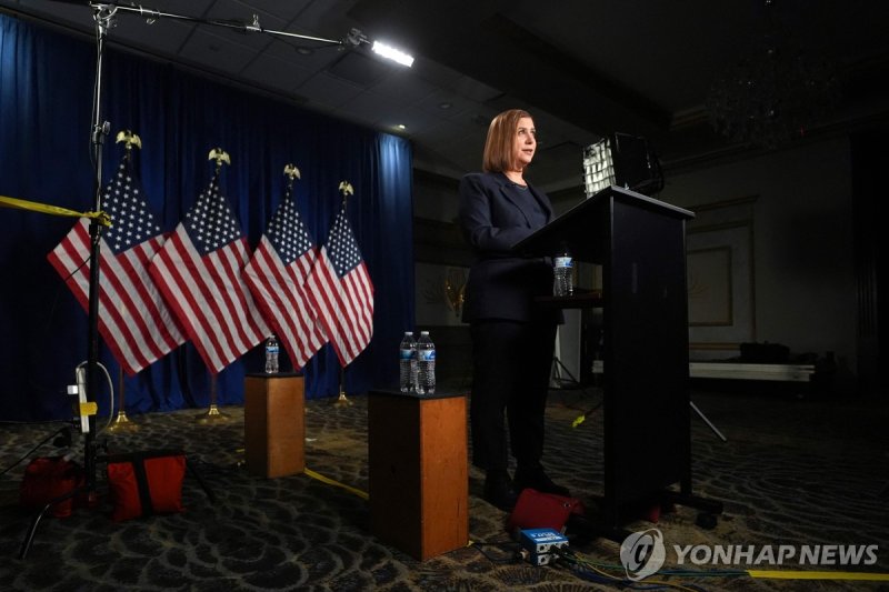 트럼프 의회연설에 대응연설하는 민주당 상원의원 (출처=연합뉴스)