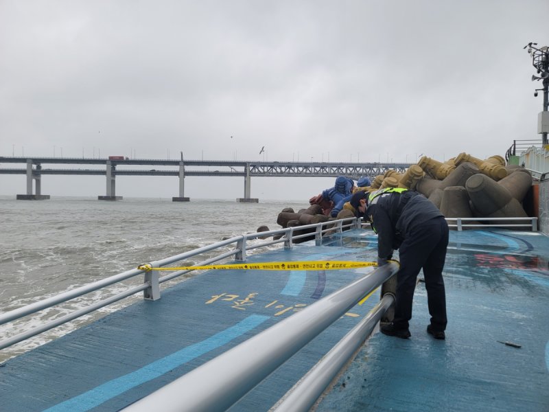 예방 활동 펼치는 해경 (출처=연합뉴스)