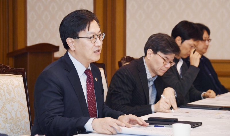 "6월까지 서울 주택 이상거래 조사"…정부, '토허제 완화' 집값 급등에 긴급회의