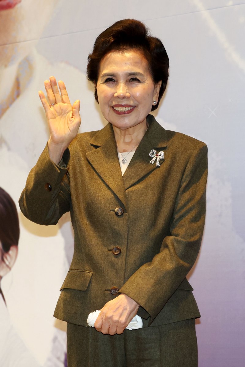 [서울=뉴시스] 홍효식 기자 = 가수 이미자가 5일 오후 서울 마포구 스탠포드호텔에서 열린 '전통가요 헌정 공연, 맥(脈)을 이음' 기자간담회에서 기념촬영하고 있다.데뷔 66주년을 맞은 '엘리지의 여왕' 이미자는 다음 달 26일(토), 27일(일) 양일간 서울 종로구 세종문화회관 대극장에서 '이미자 전통가요 헌정 공연, 맥(脈)을 이음'으로 팬들을 만난다. 2025.03.05. yesphoto@newsis.com