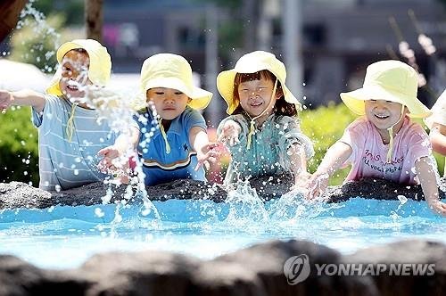 물놀이하는 아이들 (출처=연합뉴스)
