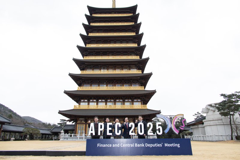 '아시아태평양경제협력체(APEC) 2025 KOREA' 준비상황 점검에 나선 권영세 국민의힘 비상대책위원장이 5일 오후 경북 경주시 엑스포로 황룡원을 찾아 시설을 둘러보던 중 기념촬영을 하고 있다. 2025.3.5/뉴스1 ⓒ News1 이재명 기자