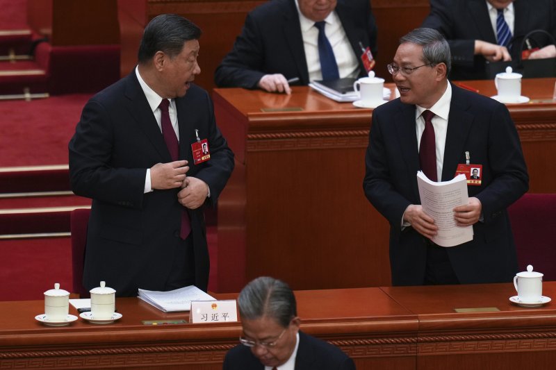 [베이징=AP/뉴시스] 시진핑(왼쪽) 중국 국가주석과 리창 총리가 5일 중국 베이징 인민대회당에서 열린 전국인민대표대회(NPC·전인대) 개막식에서 얘기를 나누고 있다. 2025.03.05.