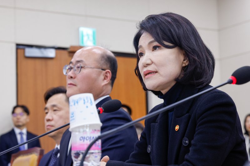 이진숙 방송통신위원회 위원장이 5일 서울 여의도 국회에서 열린 제423회 국회(임시회) 제1차 과학기술정보방송통신위원회 전체회의에 출석해 현안 질의에 답하고 있다. 2025.3.5/뉴스1 ⓒ News1 안은나 기자