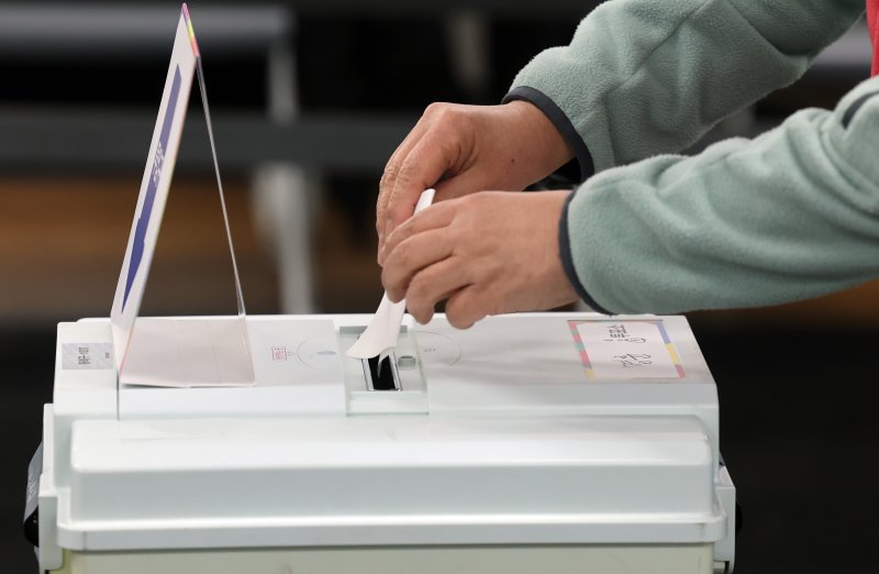 [부산=뉴시스] 하경민 기자 = 제1회 전국동시새마을금고이사장선거가 실시된 5일 부산 동래구 명륜동행정복지센터에 마련된 투표소를 찾은 유권자가 소중한 한표를 행사하고 있다. 2025.03.05. yulnetphoto@newsis.com