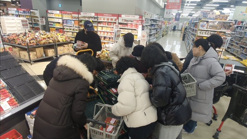 5일 오전 홈플러스 신도림점을 방문한 고객들이 딸기 행사 상품을 사기 위해 몰려있다.