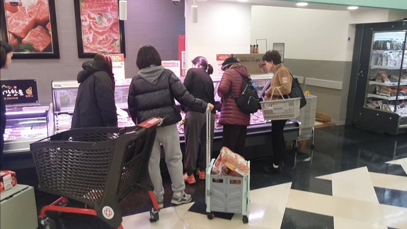 5일 오전 홈플러스 신도림점을 방문한 고객들이 삼겹살·목심 등 정육 상품을 살펴보고 있다.