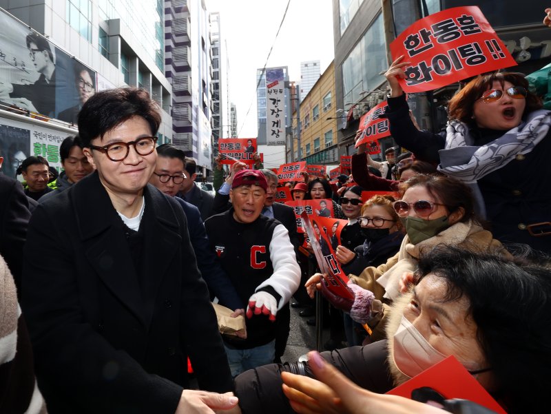 [서울=뉴시스] 박주성 기자 = 한동훈 전 국민의힘 대표가 5일 오후 서울 마포구 청년문화공간JU에서 열린 '한동훈의 선택, 국민이 먼저입니다' 북콘서트에 참석하며 지지자들과 인사를 나누고 있다. 2025.03.05. park7691@newsis.com