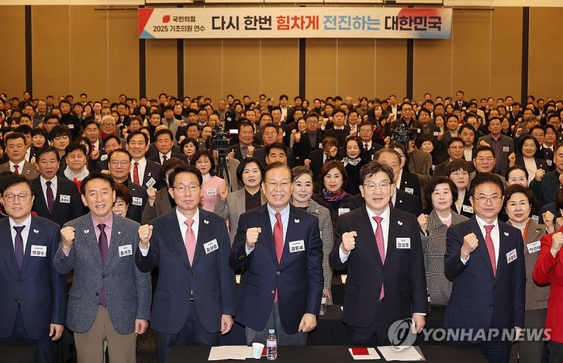 기념 촬영하는 권영세 비상대책위원장과 권성동 원내대표 (출처=연합뉴스)