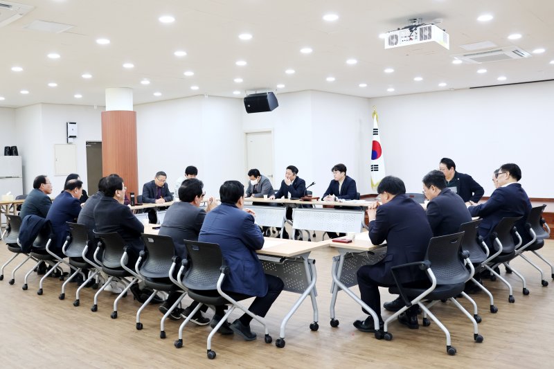 토토 사이트 추천 국민의힘 소속 의원 19명이 지난 5일 오후 2시 의원 총회를 열고 후반기 울산시의장 재선거 등 의회 정상화 방안에 대해 논의했다. 국민의힘 울산시당 제공