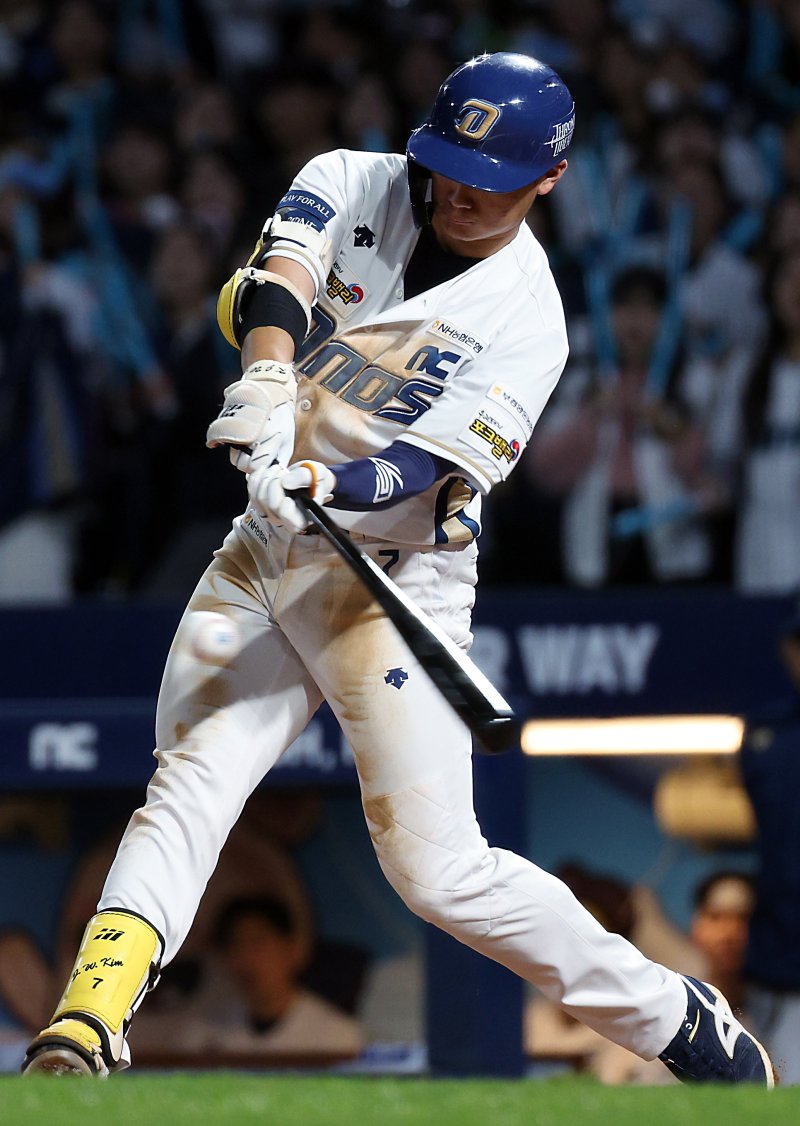 2일 오후 경남 창원시 마산회원구 양덕동 창원NC파크에서 열린 프로야구 '2023 신한은행 SOL KBO 포스트시즌' 플레이오프 3차전 NC 다이노스와 kt 위즈의 경기 8회말 2사 주자 없는 상황 NC 김주원이 안타를 치고 있다. 2023.11.2/뉴스1 ⓒ News1 박정호 기자