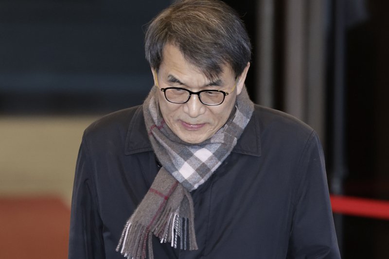 선관위 "특혜채용 고위직 자녀 10명, 직무배제..그게 현실적 조치"