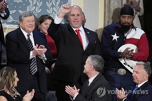 의회 연설 방청객으로 초청된 철강노동자 제프 데나드(가운데) (출처=연합뉴스)