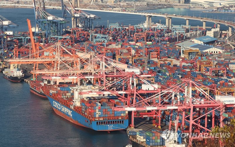 컨테이너 가득한 부산항 감만·신감만 부두 (출처=연합뉴스)