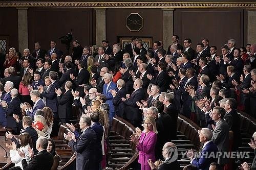 기립박수 치는 공화당 의원들 (출처=연합뉴스)