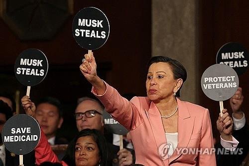 항의 손팻말 치켜든 민주당 의원들 (출처=연합뉴스)