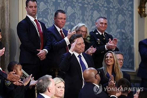 환호에 거수 경례로 답례하는 일론 머스크 (출처=연합뉴스)